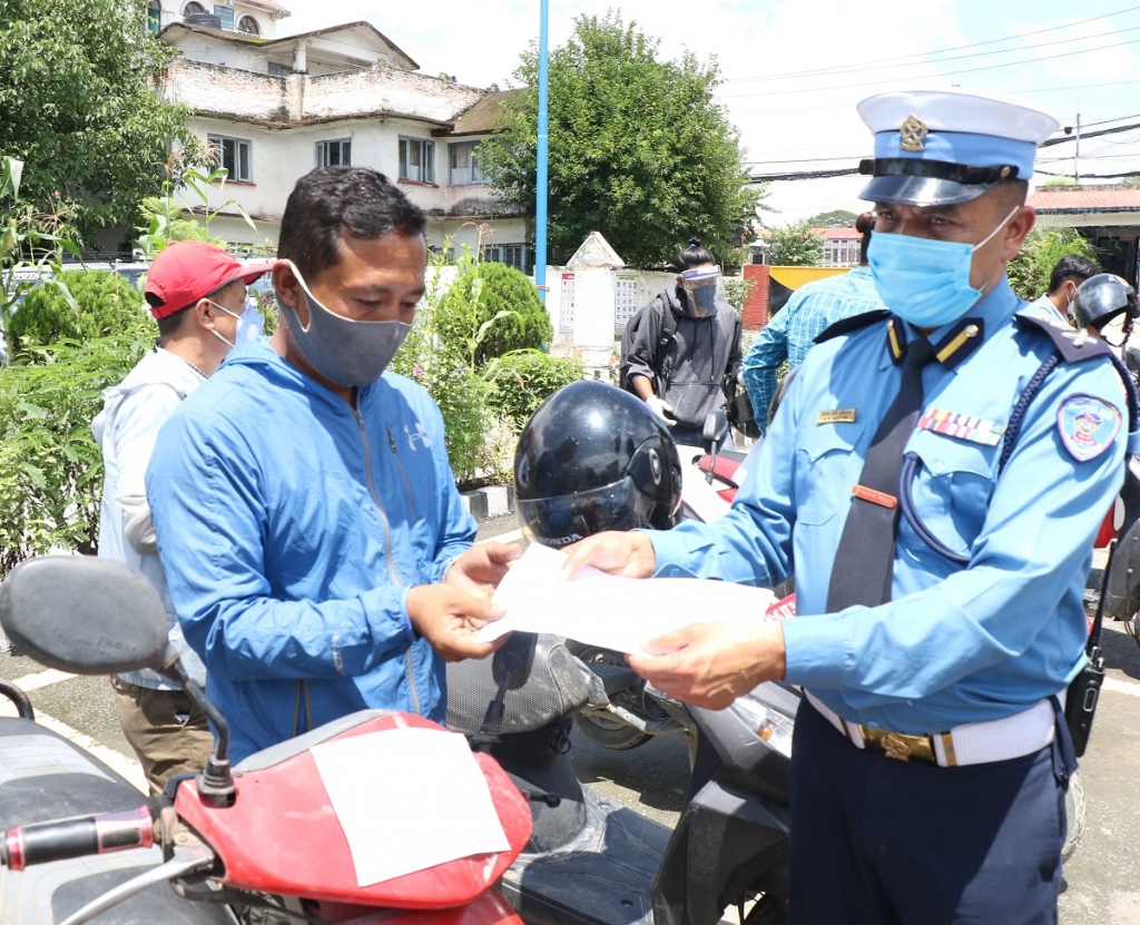 अब ट्राफिकले काटेको चिटको पैसा तिर्न बैंक जानु नपर्ने, मोबाइलबाट राजस्व सिधै सरकारको खातामा