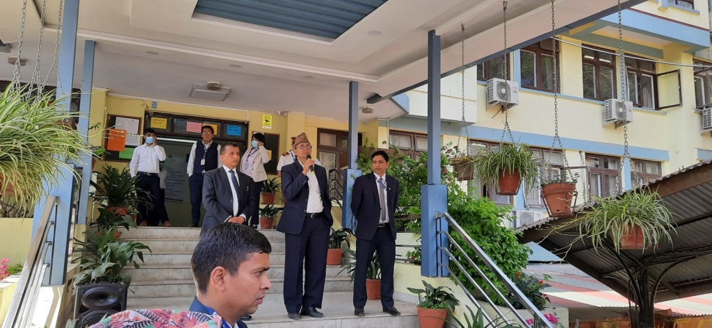 गभर्नर निलम्बन विरोधमा राष्ट्र बैंकमा प्रदर्शन, प्रधानमन्त्री निवासको छिमेकमै कालो ब्यानर