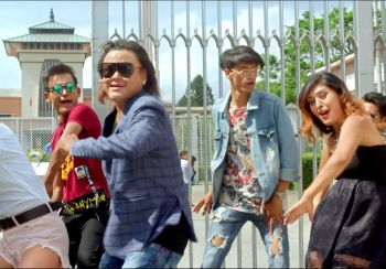 रोमान्सको साथमा फाईट भएको हिरो नं. १ को तेश्रो गीत