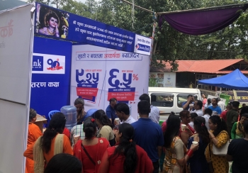 जनता बैंकद्वारा पानी वितरण ।