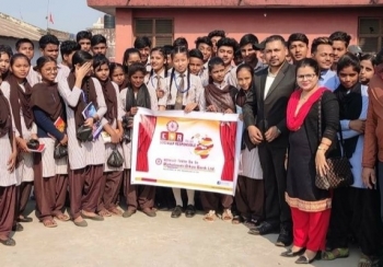 महालक्ष्मी विकास बेैंकद्वारा विद्यालयमा बाल उद्यान सामाग्री वितरण