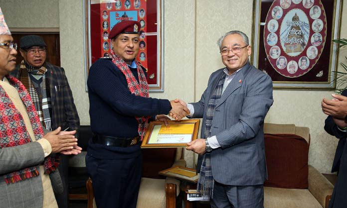 आईजीपीले पाए १० हजार रुपैयाँसहित प्रशंसापत्र