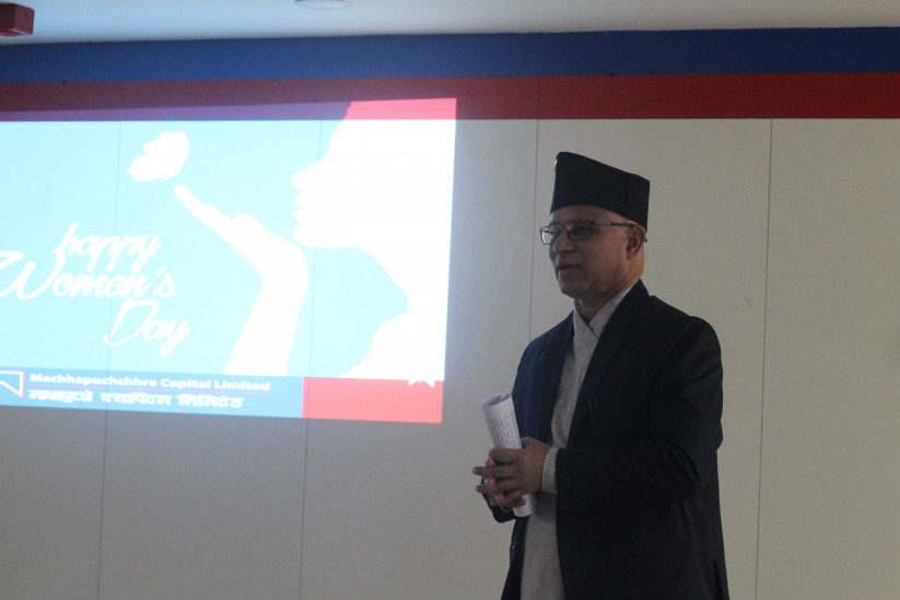 माछापुच्छ्रे क्यापिटलद्वारा महिलासँग अन्तरक्रिया