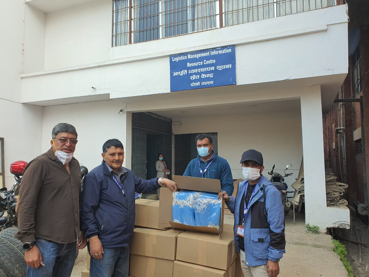 मलहोत्राले दिए स्वास्थ्य विभागलाई ५० हजार मास्क