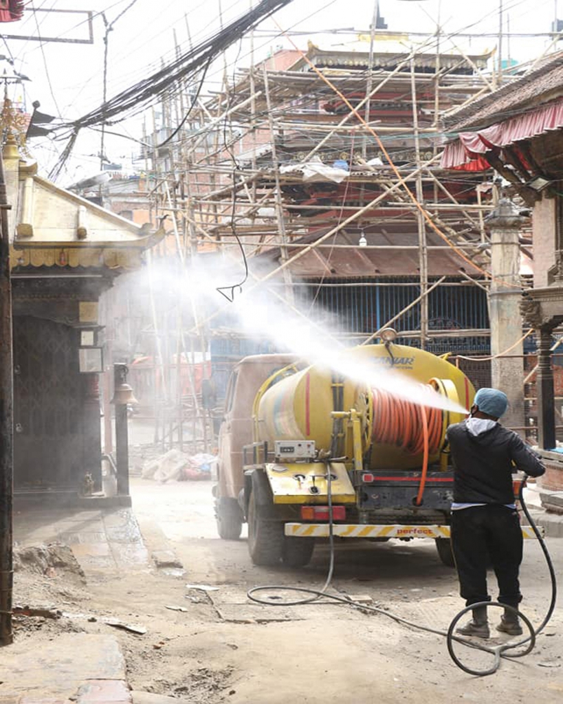 कोरोना भाइरस (कोभिड–१९) को सङ्क्रमण रोक्न एन्टी भाइरस स्प्रे छर्कंदै