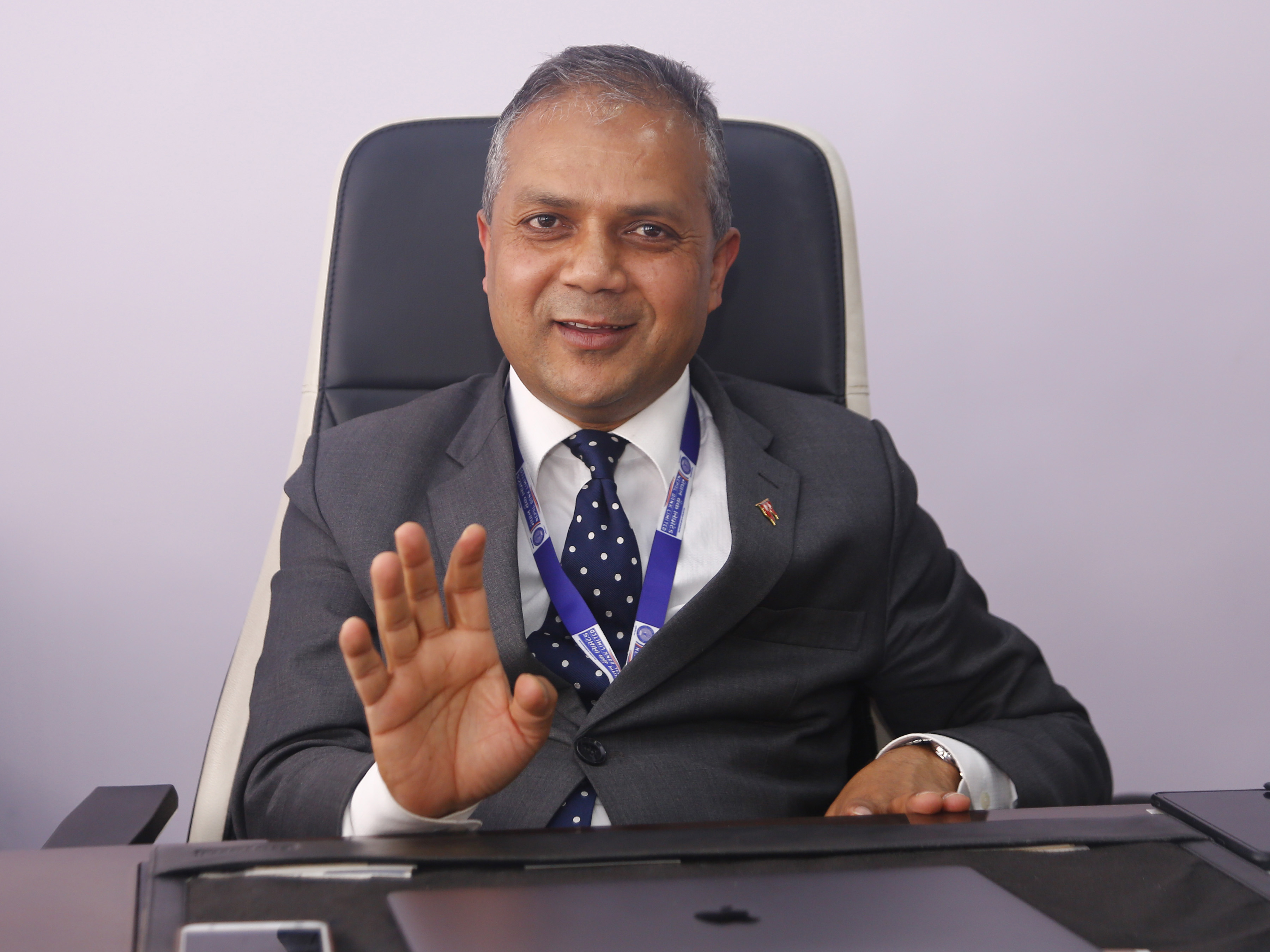 डाक्टर बन्न काठमाडौँ छिरेका अधिकारी जेठो बैंकको मुटु छाम्दै