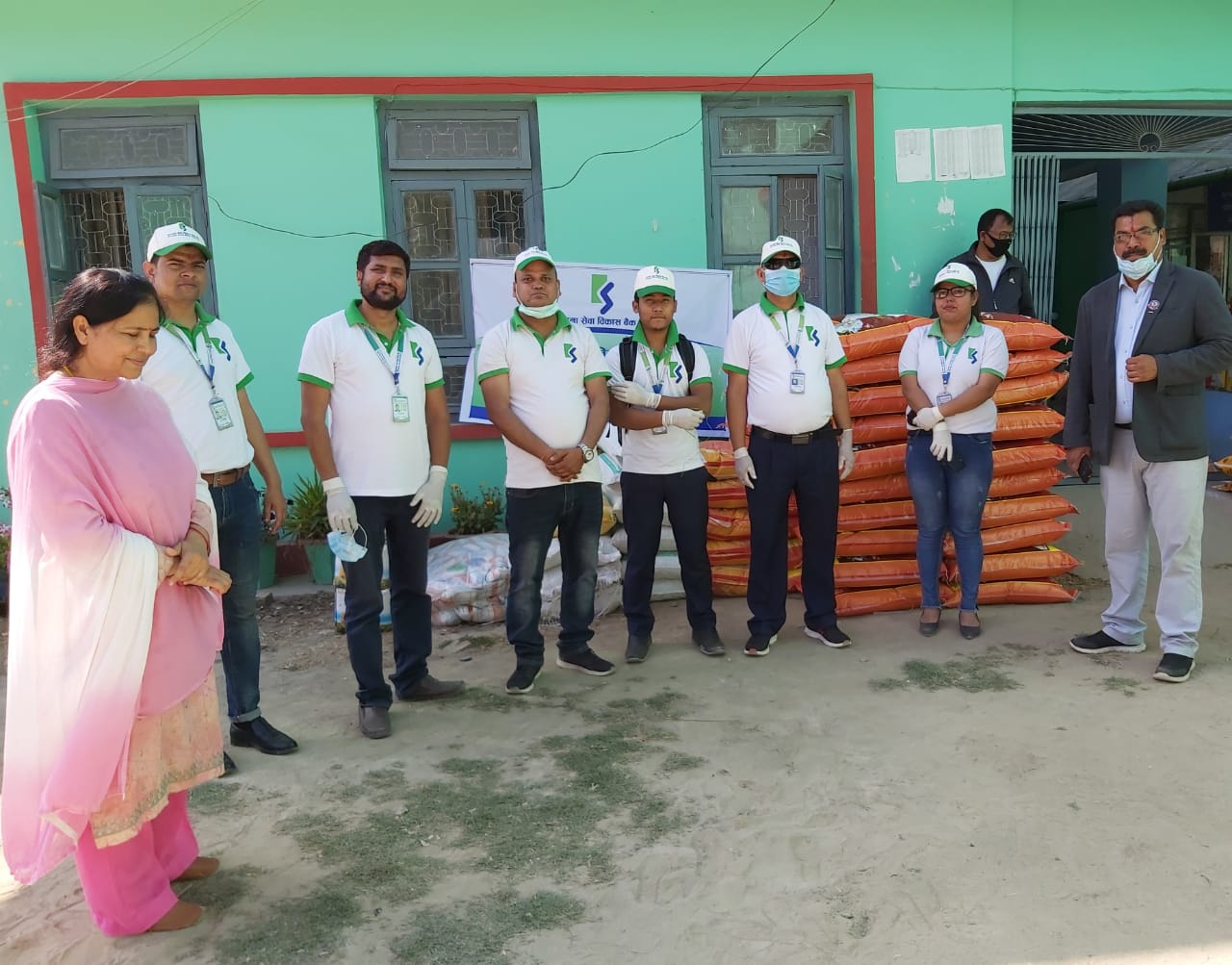 कामना सेवाले हस्तान्तरण गर्यो रु १ लाख बराबरको राहत सामाग्री