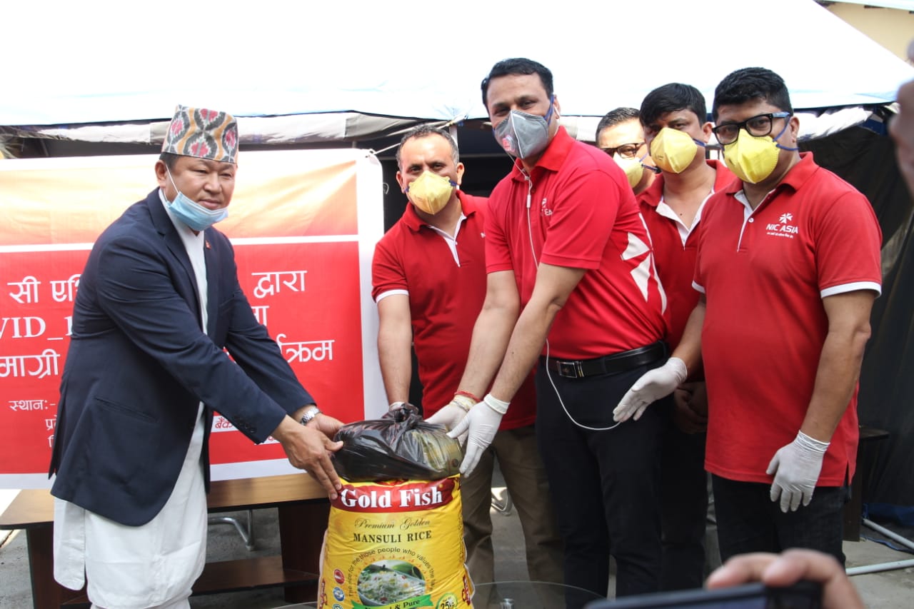 प्रदेश १ मा एन आई सी एशिया बैंकद्वारा रू. पाँच लाख बराबरको खाद्यान्न सामग्री वितरण