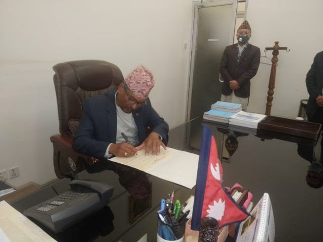 नवनियुक्त गभर्नर अधिकारीले सम्हाले कार्यभार