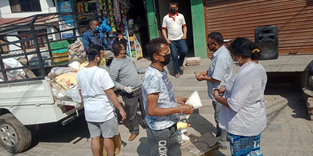 साल्ट ट्रेडिङको मोबाइल भ्यान चिनी, तेल, गेडागुडी बोकेर मुख्य/मुख्य चोकमा