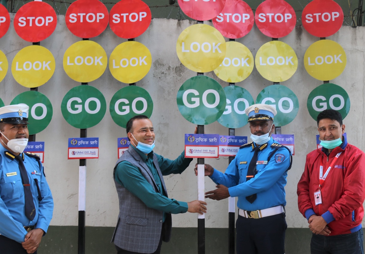 ग्लोबल आइएमई बैंकद्वारा ट्राफिक प्रहरीलाई ट्राफिक पोल हस्तान्तरण