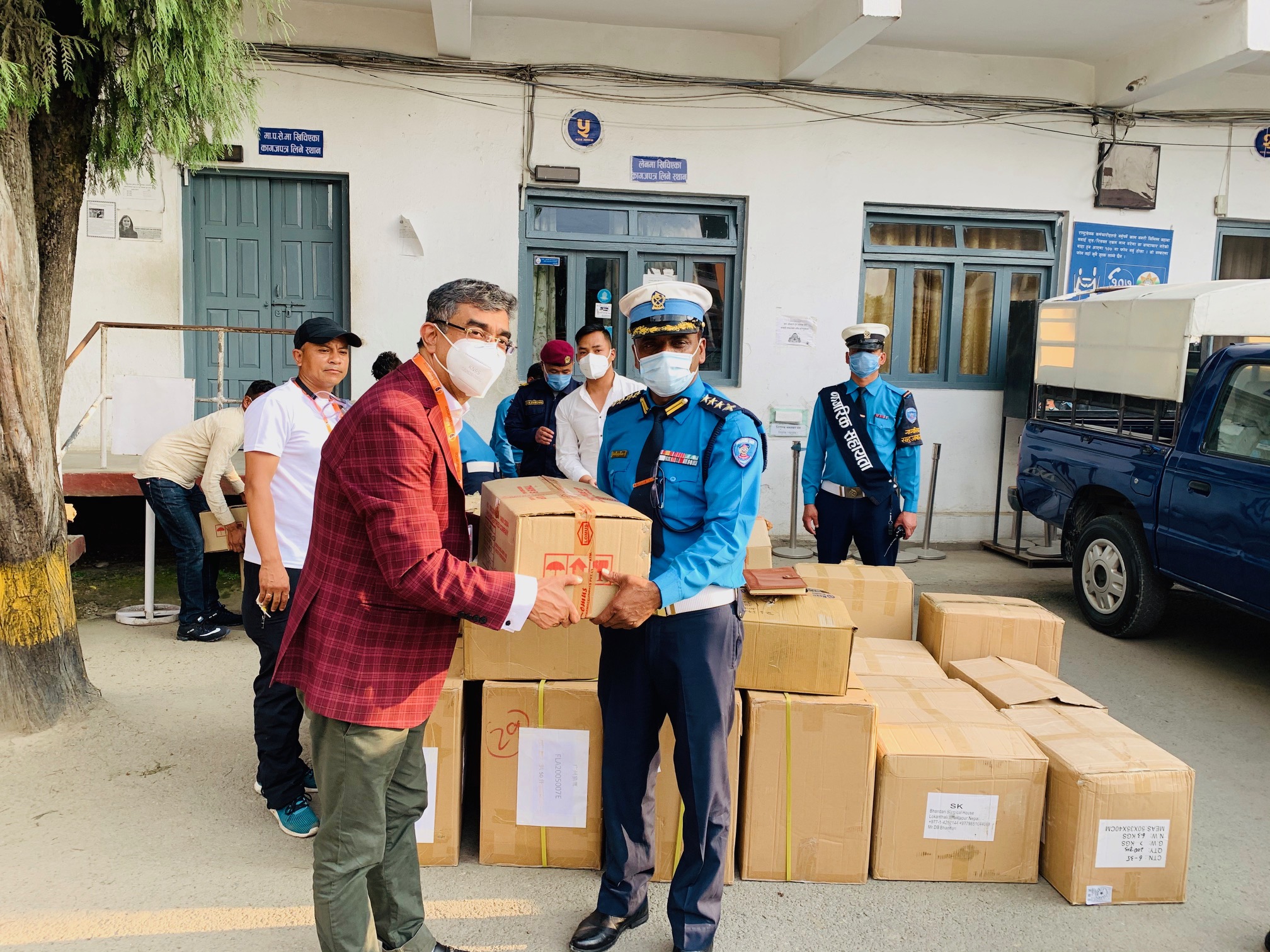 शिखर इन्स्योरेन्सबाट ट्राफिक प्रहरीलाई स्वास्थ्य सुरक्षा समाग्री वितरण