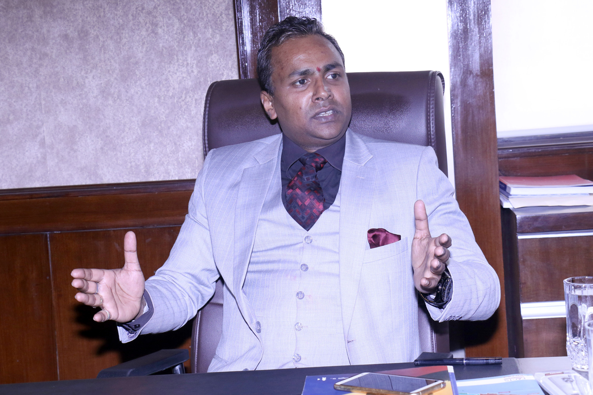 देशको अर्थतन्त्र चलायमान बनाएर सरकारको समृद्ध नेपाल सुखी नेपालीको सपनालाई सार्थकता दिन जीवन बीमा कम्पनीको धेरै ठूलो हात र साथ रहन्छ । त्यसका लागि उच्च स्तरीय संयन्त्र नै बनाएर दिर्घकालिन योजना ल्याउनु जरुरी छ ।