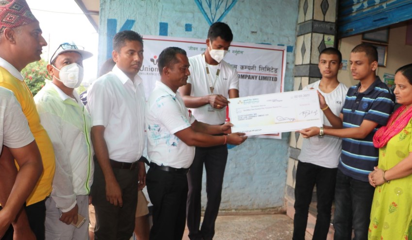 युनियन लाइफद्धारा मृतकको परिवारलाई बीमा रकम हस्तान्तरण