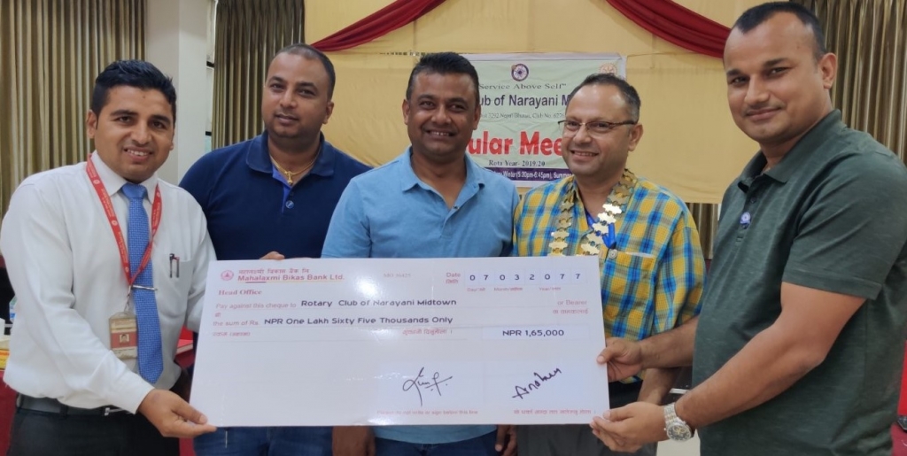 महालक्ष्मी विकास बेैंकद्वारा विद्यालयलाई आर्थिक सहयोग