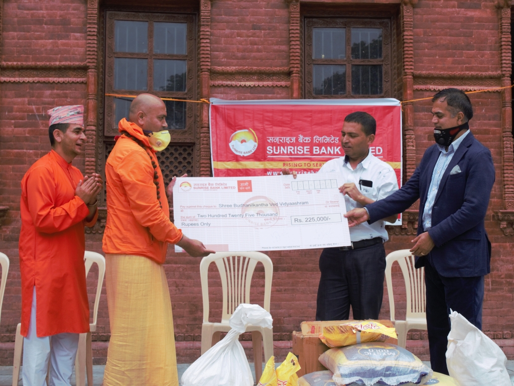 सनराइज बैंकको बुढानिलकण्ठ वेद विद्याश्रमलाई सहयोग