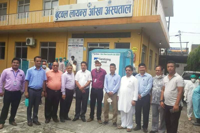 तिनाउ मिसन डेभलपमेण्ट बैंकद्धारा स्यानिटाईजिङ टनेल हस्तान्तरण