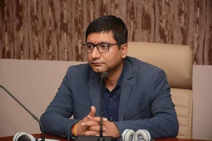 बासु रोटरी भोकेशनल सुशासन अवार्ड हाम्राकुरा डटकमका प्रधानसम्पादक शिवाकोटीलाई