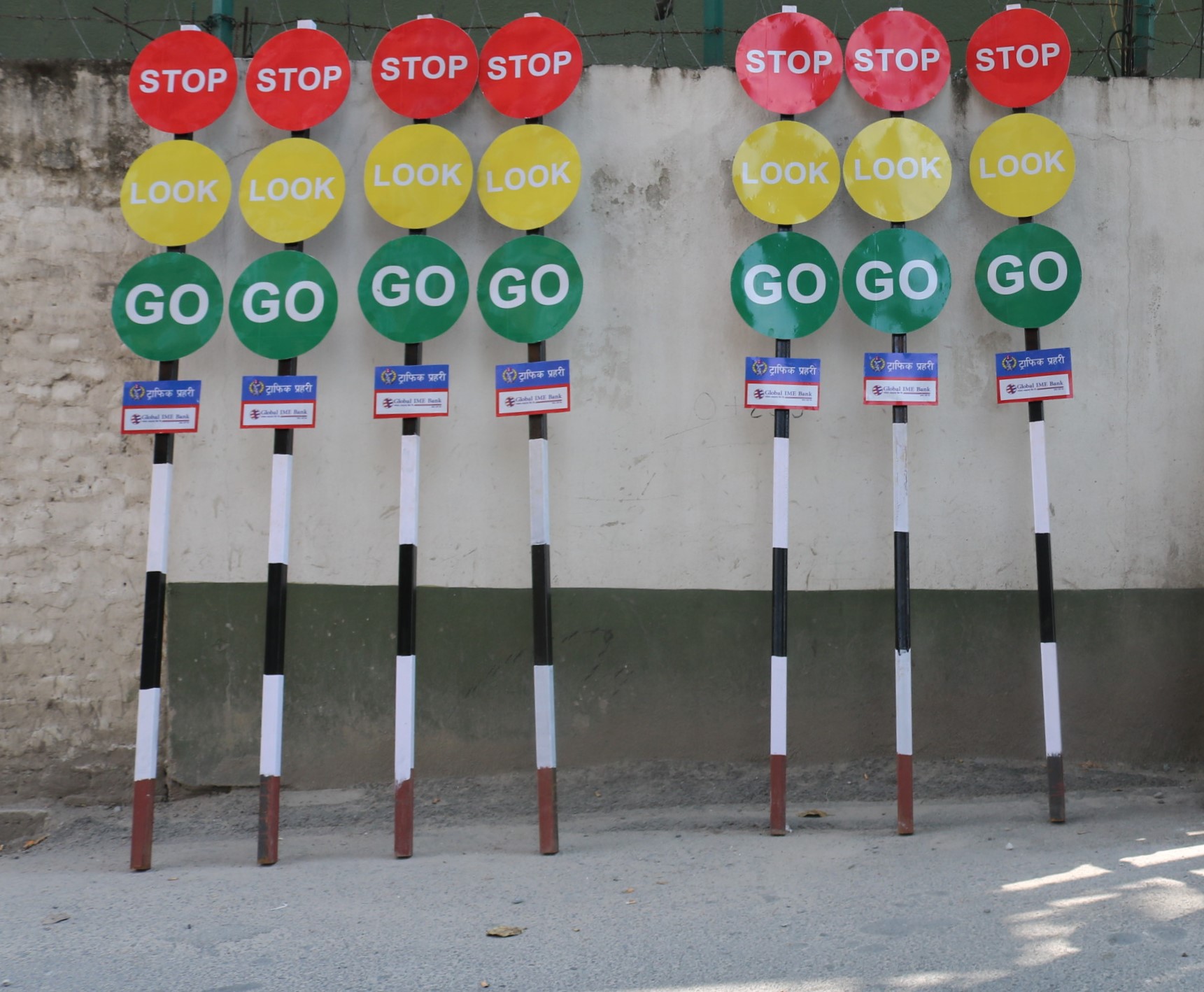 ग्लोवल आइएमई बैंकद्वारा ट्राफिक प्रहरीलाई ट्राफिक पोल हस्तान्तरण