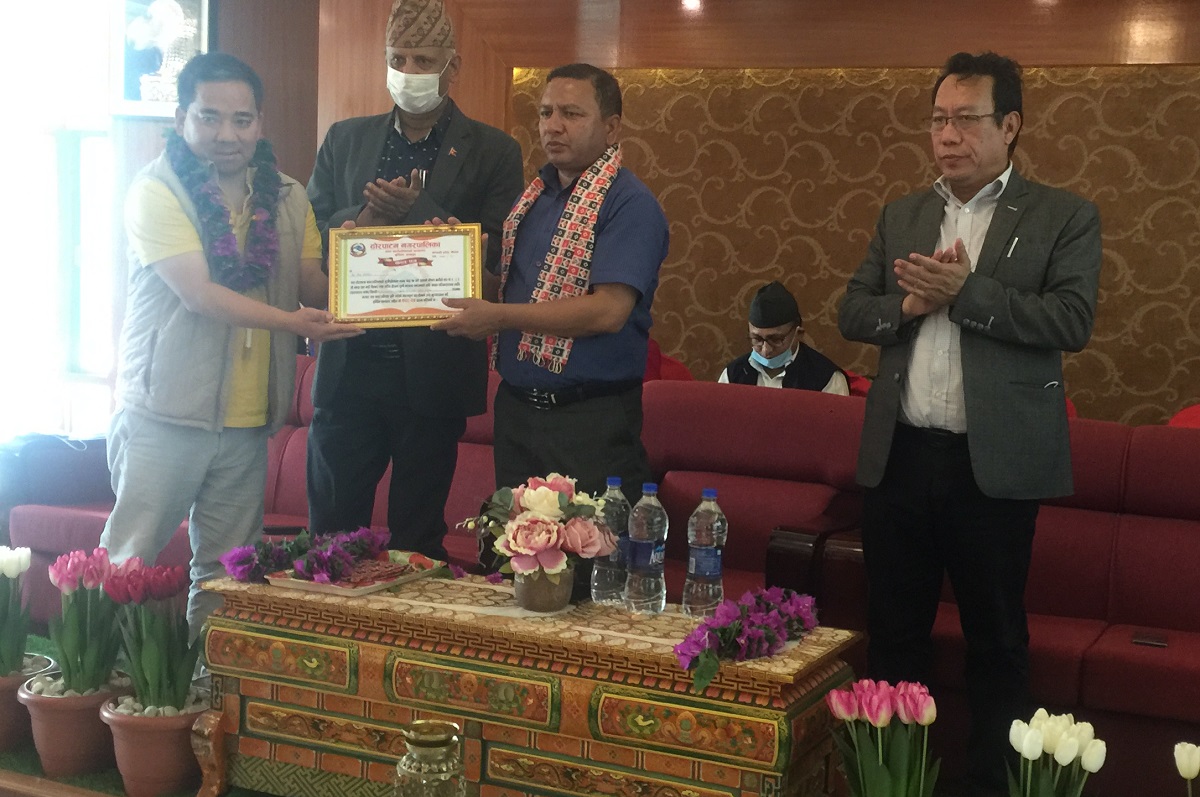 ढोरपाटन नगरपालिकाको बाढीपिडित उद्धार कोषमा प्रभु बैंकले गर्यो ५ लाख सहयोग