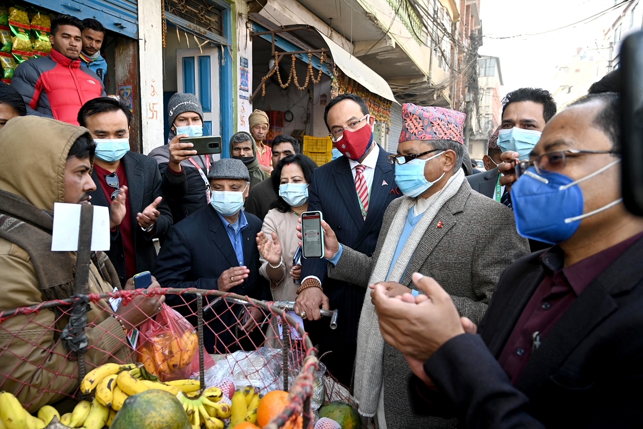 कुलेश्वरको फलफूल बजारमा नबिल बैंकको क्यूआर भुक्तानी सेवा सुरु