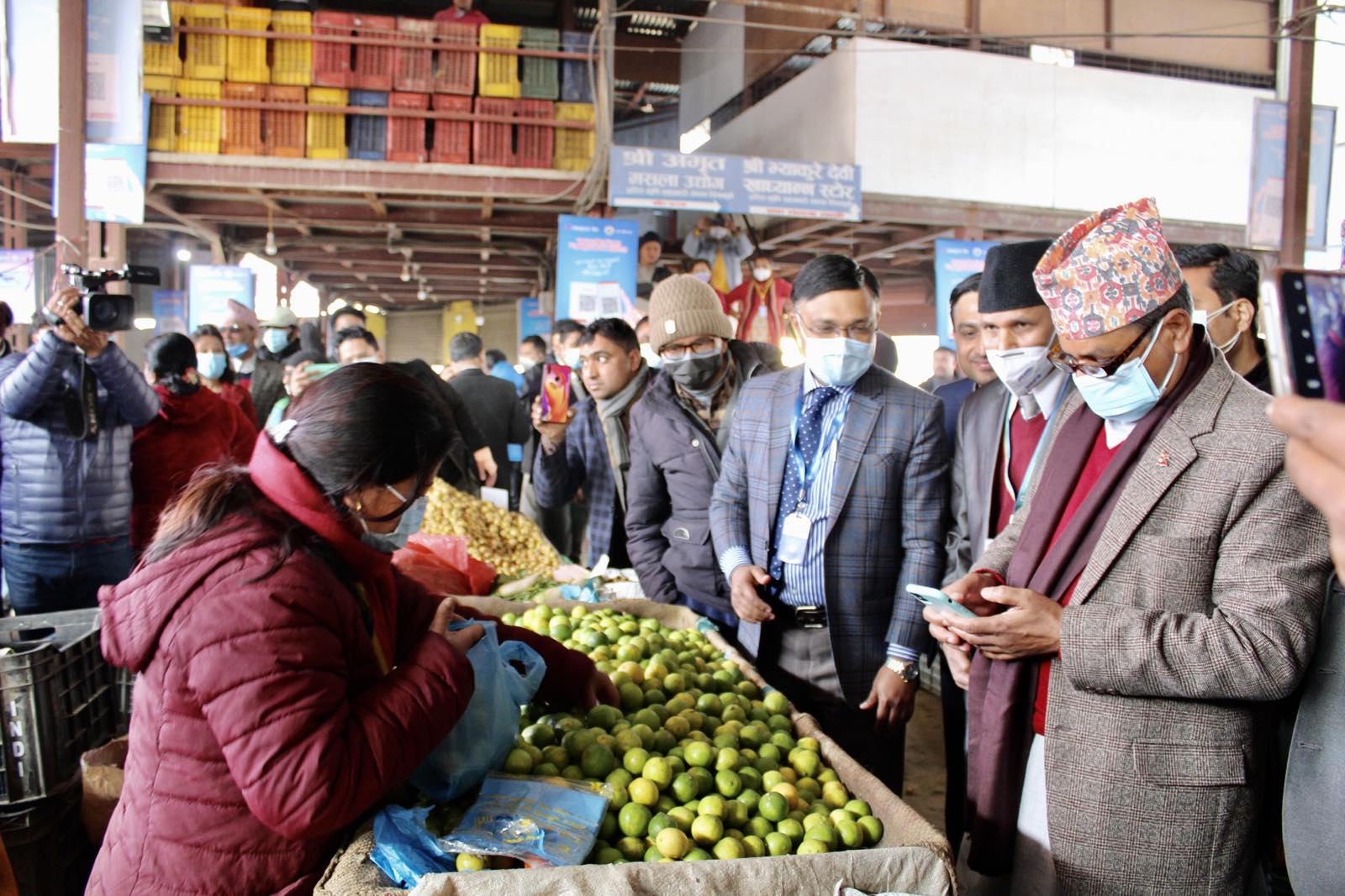 तिनकुने स्थित हरित सामुदायिक कृषि बजारमा माछापुच्छ्रे बैंकको क्युआर कोड सेवा