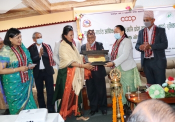 आदर्शसञ्चारकर्मी पन्तलाई केशव बडाल सहकारी पत्रकारिता पुरस्कार प्रदान