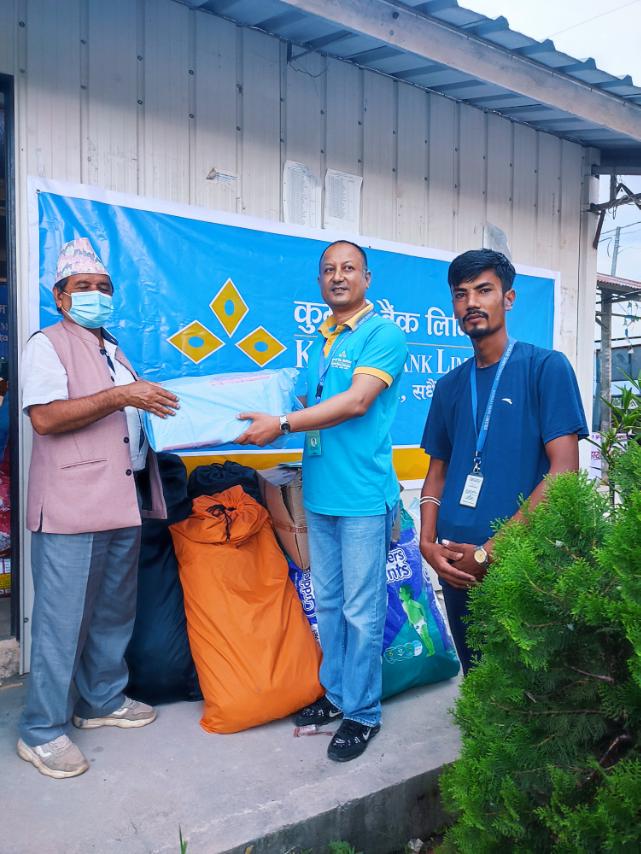 कुमारी बैंक लिमिटेडद्धारा बाढी पिडितलाई सहयोग