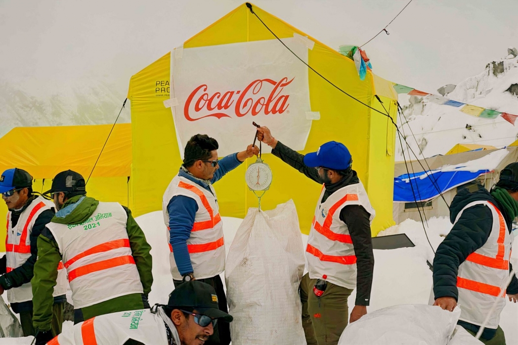 कोकाकोलाले हिमालहरुबाट संकलन गर्यो २७.६ टन फोहोर