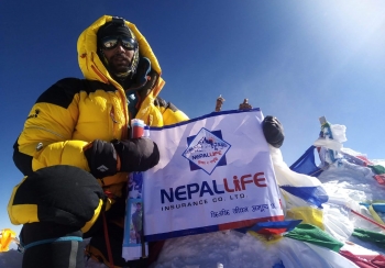नेपाल लाइफको झण्डा पहिलो पटक सर्वोच्च शिखर सगरमाथामा