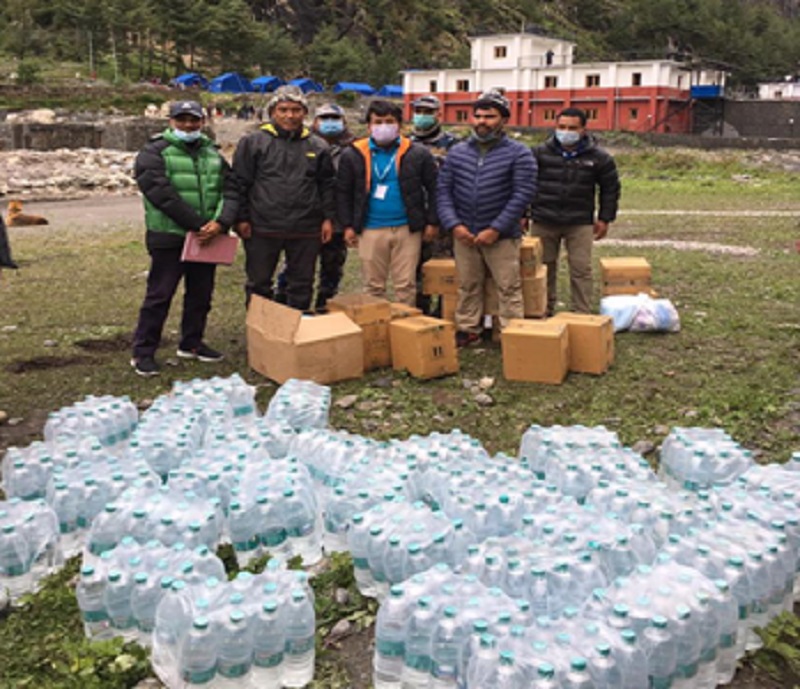 एनएमबि बैंकद्वारा हेलिकप्टर चार्टर गरेर मनाङमा राहत वितरण