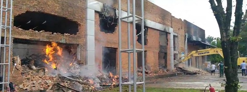 चौधरीको उद्योगमा आगलागी, आगो नियन्त्रण गर्न नसकेपछि भवन भत्काइयो