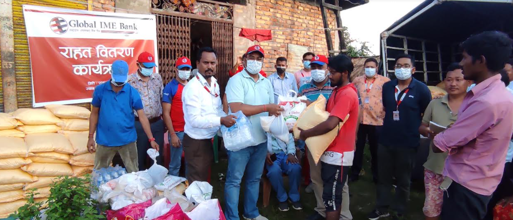 ग्लोबल आइएमई बैंकद्वारा बाढी पिडितलाई राहत वितरण