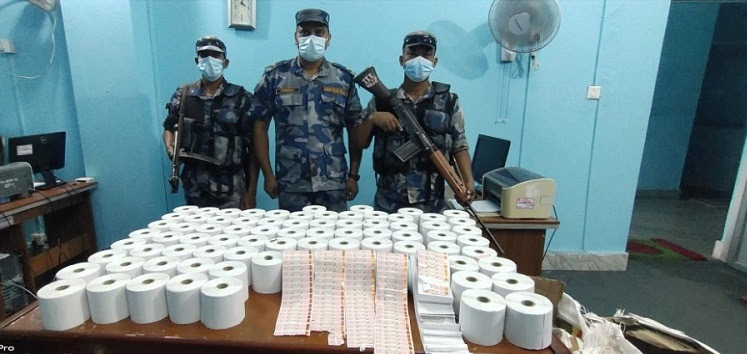 करोडौंको नक्कली अन्तशुल्क स्टिकर सहित २ जना पक्राउ