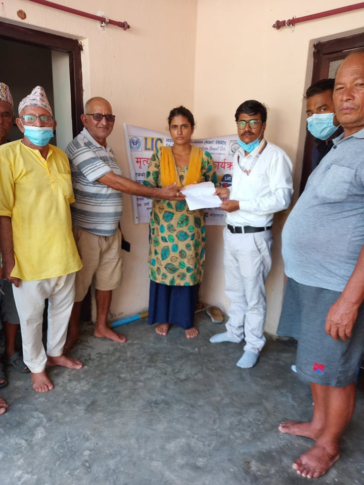 एलआईसी नेपालले बीमित पौडेलको परिवारलाई दियो २८ लाख ३० हजार मृत्यु दाबी रकम