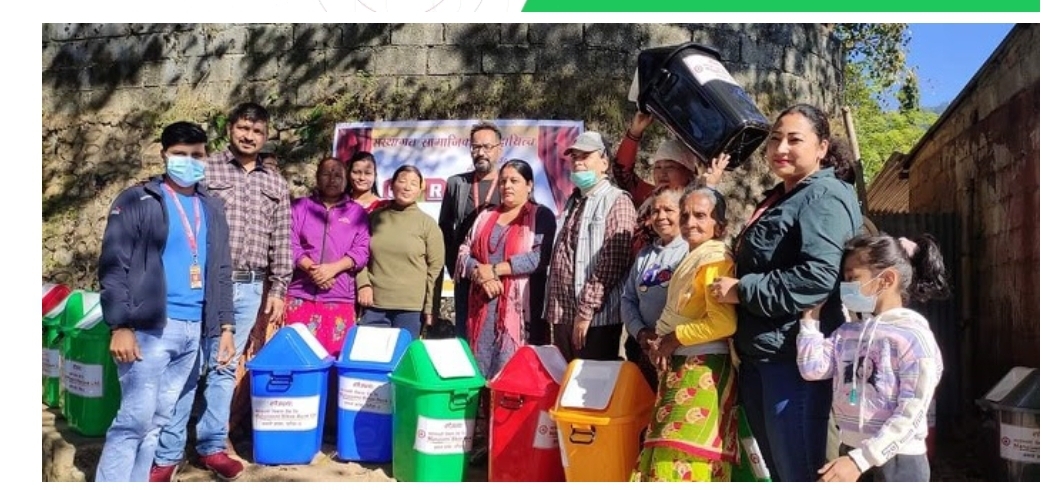 महालक्ष्मी विकास बैंकद्धारा टोल विकास संस्थालाई डस्टबिन प्रदान