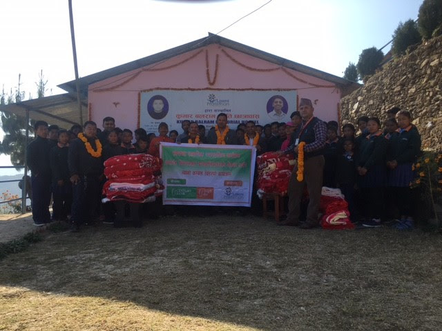 सेञ्चुरी बैंकद्वारा विद्यार्थीहरुलाई कम्बल वितरण