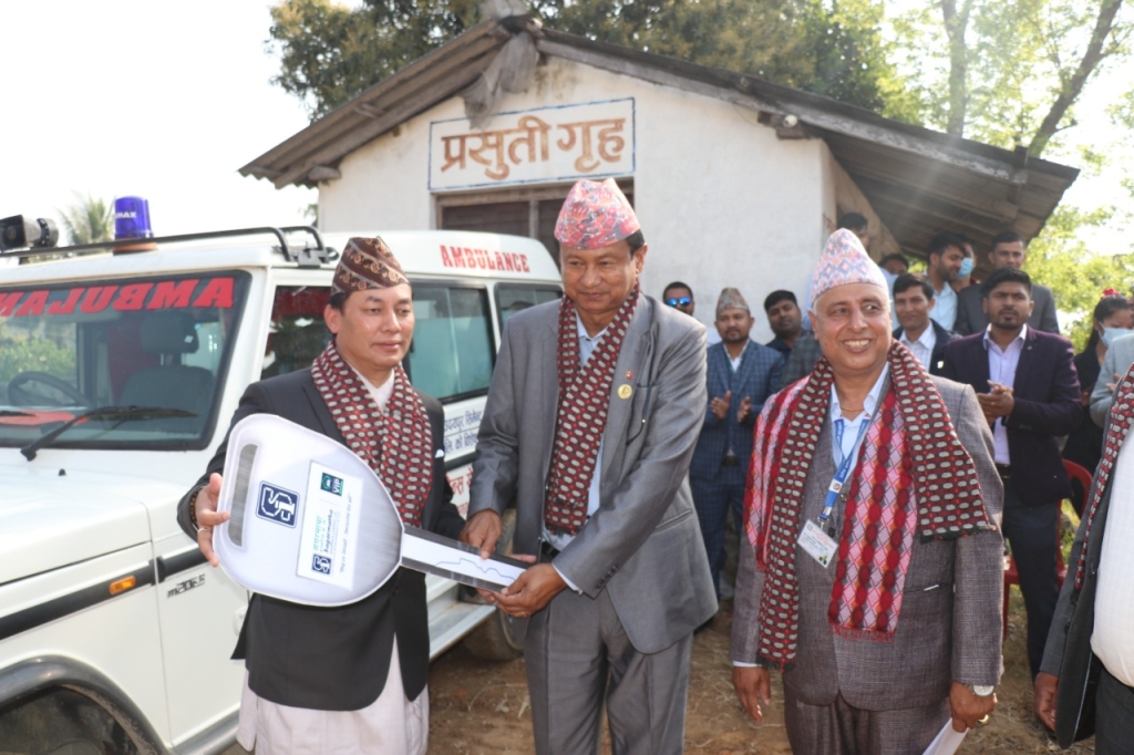सगरमाथा इन्स्योरेन्सद्धारा स्वास्थ्य चौकीलाई एम्बुलेन्स हस्तान्तरण