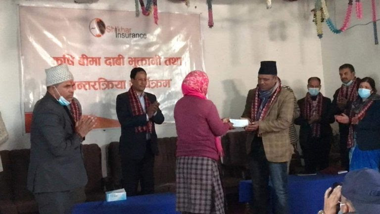 शिखर इन्स्योरेन्सद्वारा जुम्लाका स्याउ बीमाका बीमितलाई दाबी भुक्तानी