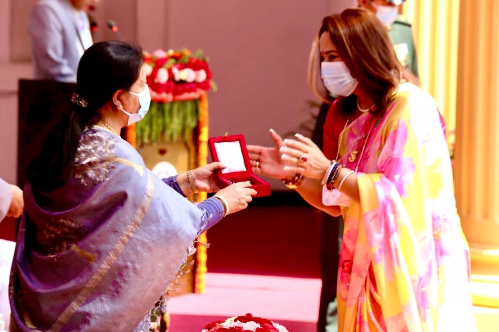 मेगा बैंककी कामु सिइओ रविना देशराज श्रेष्ठ सरकारबाट विभुषित