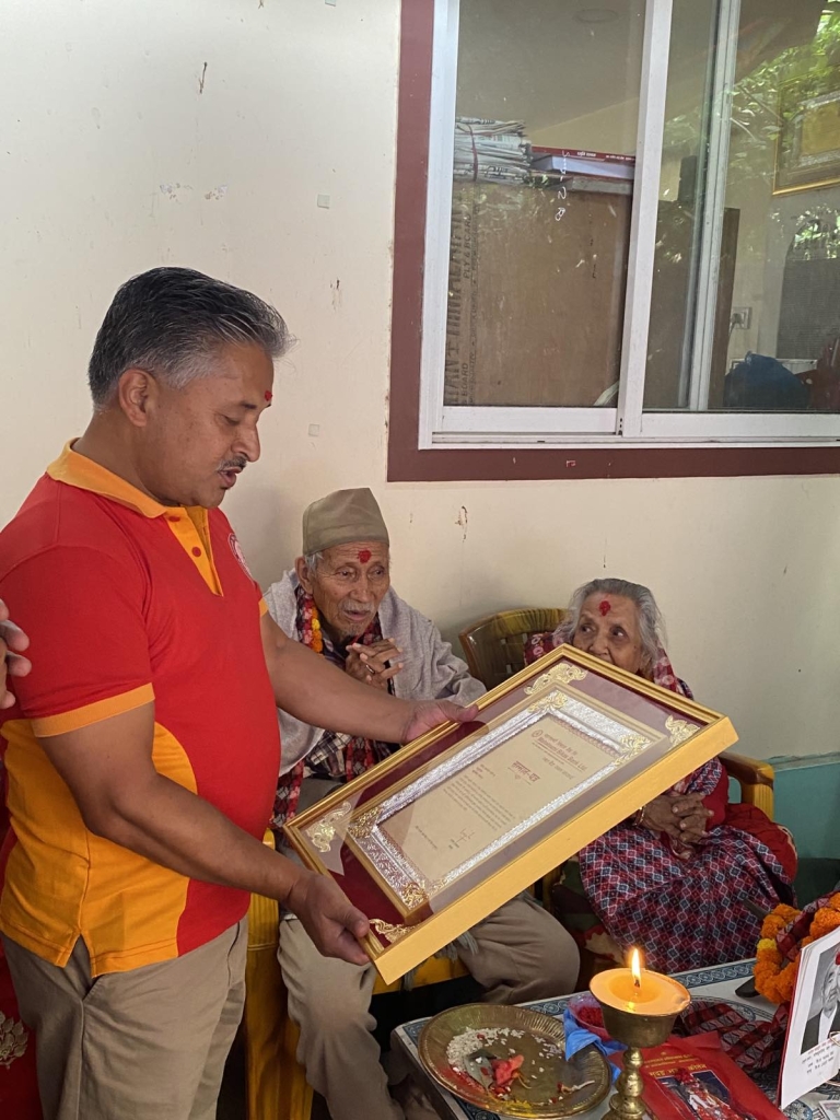 महालक्ष्मी विकास बैंकद्वारा संस्कृतिविद सत्यमोहन जोशीलाई सम्मान