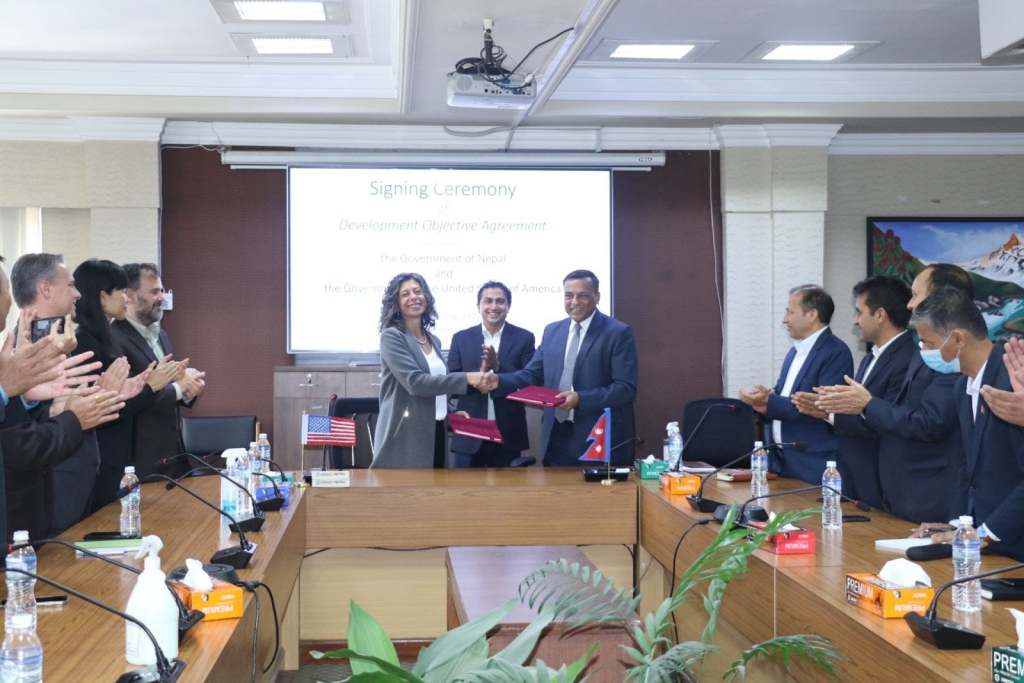 एमसीसीभन्दा ठूलो अमेरिकी अनुदान सम्झौतामा हस्ताक्षर, रातो किताबमै राखेर खर्च गर्न पाइने