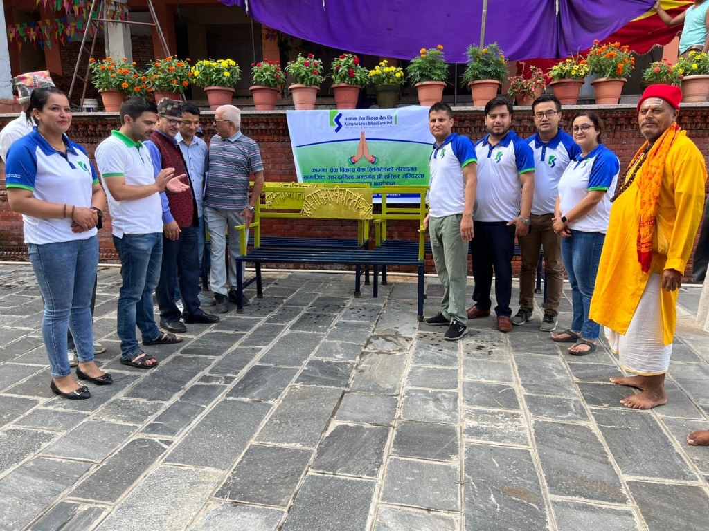 कामना सेवा विकास बैंकद्वारा हरिहर मन्दिरलाई कुर्ची हस्तान्तरण