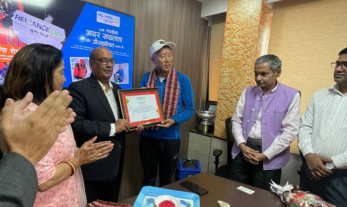 रिलायन्सको ब्यानर सगरमाथाको चुचुरोमा फहराउने शेर्पालाई सम्मान