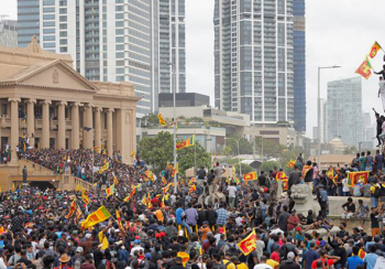 श्रीलंकामा संकट अझ गहिरिदै, राष्ट्रपति निवास कब्जा , प्रधानमन्त्रीले पदबाट राजीनामा दिए