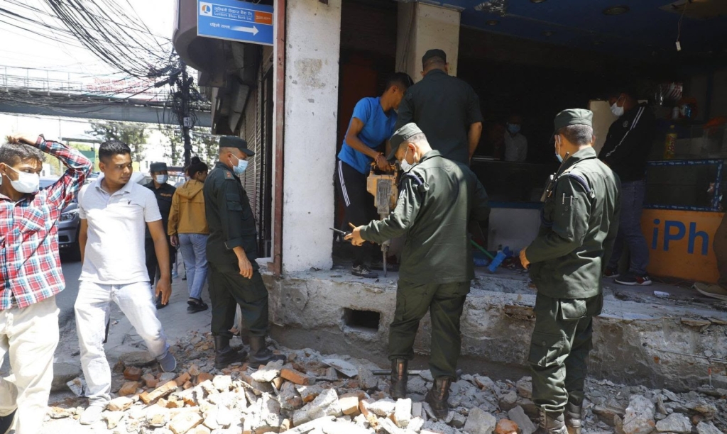 अण्डर ग्राउण्ड पार्किङ’को स्वीकृति लिएर पसल संचालन गर्ने भवनमाथि महानगरको कारवाही