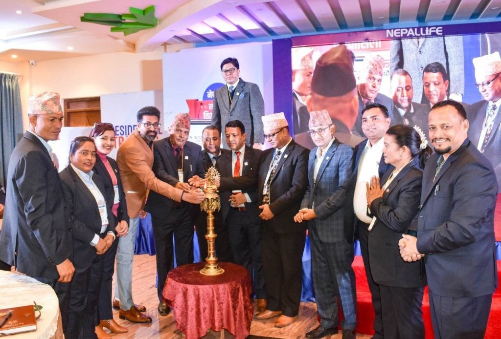 नेपाल लाइफद्धारा आयोजित कार्यक्रममा अन्तराष्ट्रिय प्रशिक्षकद्धारा प्रशिक्षण दिइदै