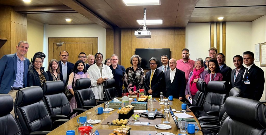 दिगो बैंकिङ अभ्यासका बारेमा बुझ्न बेलायतका सांसद एनएमबि बैंकको भ्रमणमा