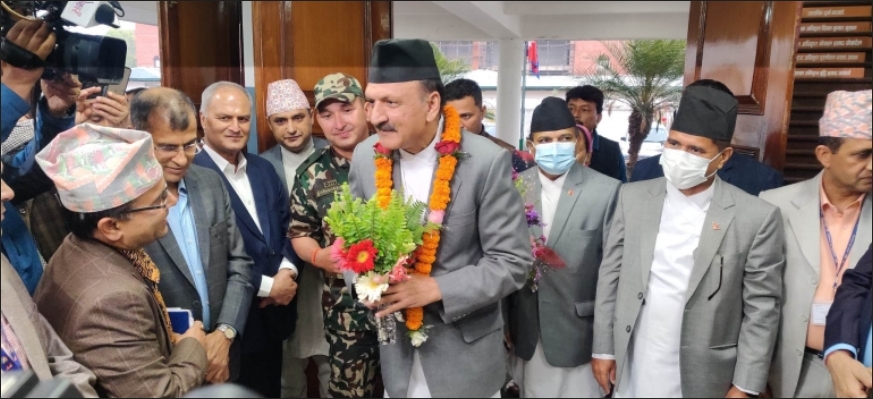 गभर्नरलाई अर्थमन्त्री महतले भने- कुनै पूर्वाग्रह नराखी सँगसँगै काम गरौं