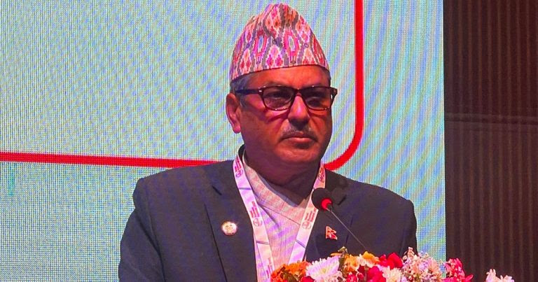 लचिलो मौद्रिक नीति चाहियो भन्ने अर्थमन्त्रीलाई गभर्नरको जवाफ: राष्ट्र बैंकले ठूलो भारी बोके अर्थतन्त्र डुब्छ